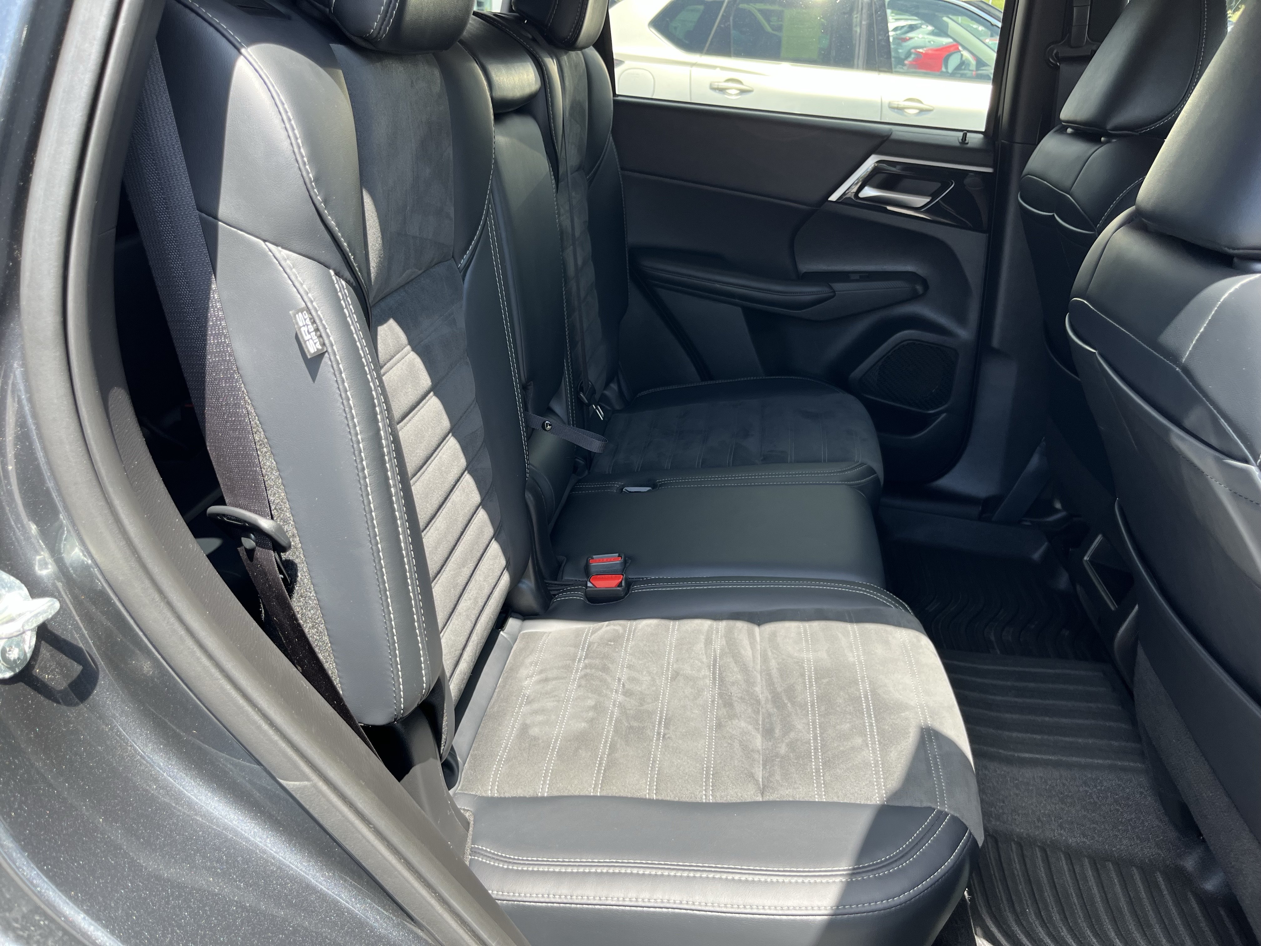 Used 2024 Mitsubishi Outlander SE AWD/4WD image 4