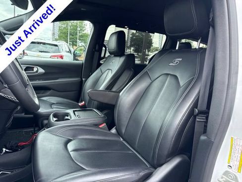 Used 2024 Chrysler Pacifica Touring-L w/ S Appearance Package FWD image 9