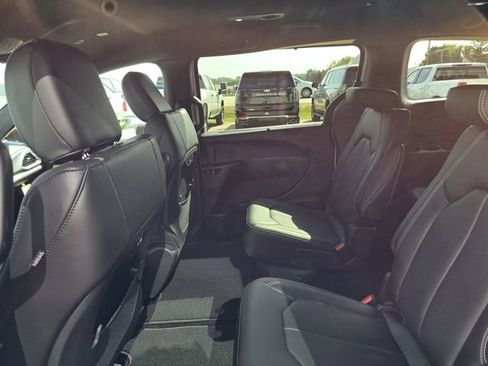 New 2026 Chrysler Pacifica Select image 14