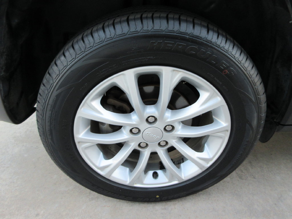 Used 2020 Jeep Cherokee Latitude FWD image 9