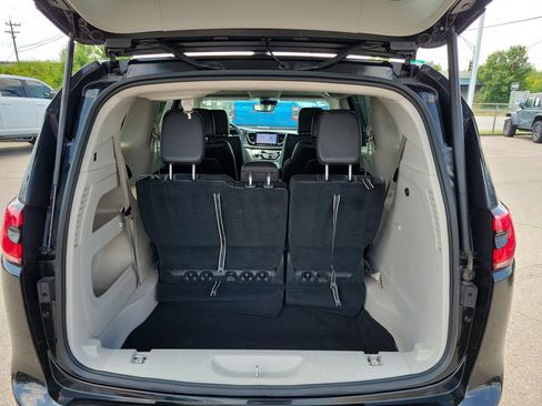 Used 2023 Chrysler Pacifica Touring-L FWD image 8