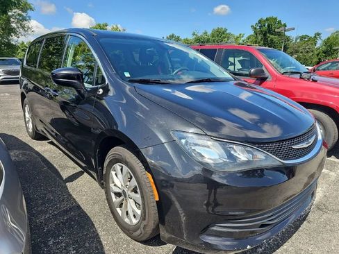 Used 2017 Chrysler Pacifica Touring w/ Tire & Wheel Group FWD image 2