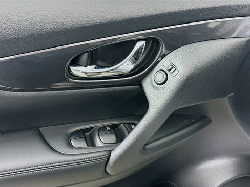 Used 2017 Nissan Rogue SV image 15