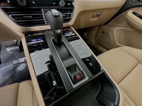 Certified 2026 Porsche Macan AWD/4WD image 19