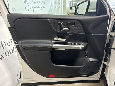 Used 2021 Mercedes-Benz GLB 250 4MATIC image 16