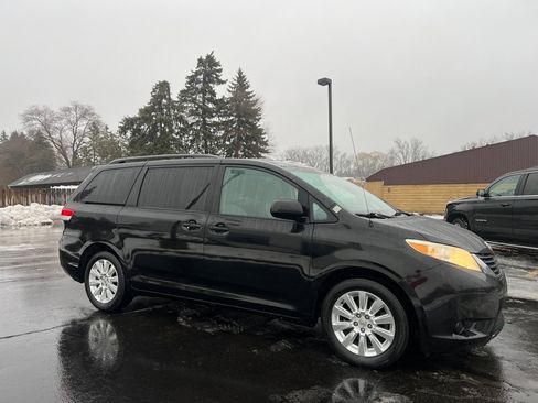 Used 2012 Toyota Sienna LE image 11