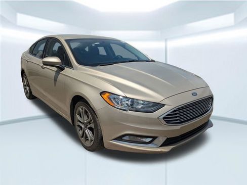 Used 2017 Ford Fusion SE w/ Equipment Group 201A FWD image 4