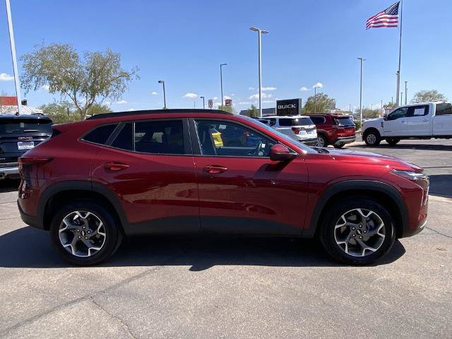 Used 2025 Chevrolet Trax LT w/ LT Convenience Package FWD image 2