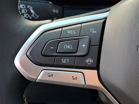 Used 2022 Volkswagen Taos SE w/ Panoramic Sunroof Package FWD image 19