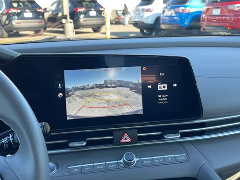 Used 2025 Hyundai Elantra SEL image 17