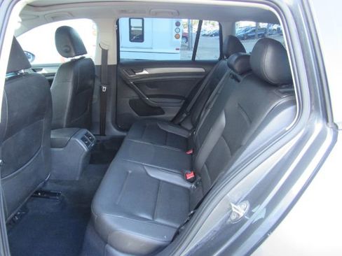 Used 2019 Volkswagen Golf SE image 17