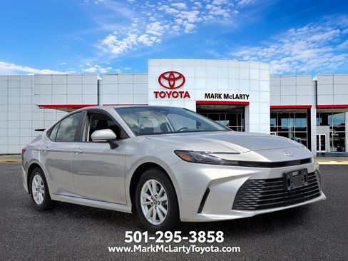 Used 2025 Toyota Camry LE FWD image 7
