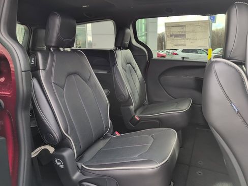 New 2026 Chrysler Pacifica Limited image 12