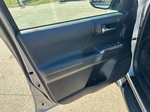 Used 2016 Toyota Tacoma TRD Sport w/ Exterior Package image 9