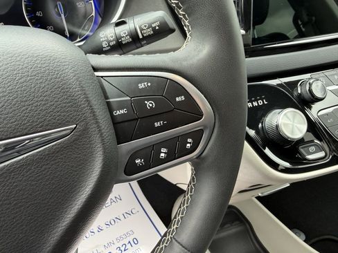 Used 2023 Chrysler Pacifica Touring-L FWD image 25