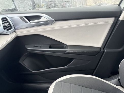 New 2025 Volkswagen Taos SE image 25