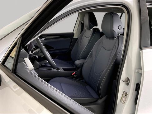Used 2025 Volkswagen Tiguan SE AWD/4WD image 23