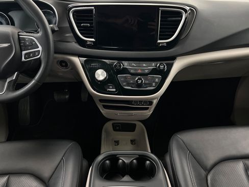 Used 2024 Chrysler Pacifica Touring-L FWD image 14