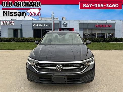 Used 2023 Volkswagen Jetta SE image 3