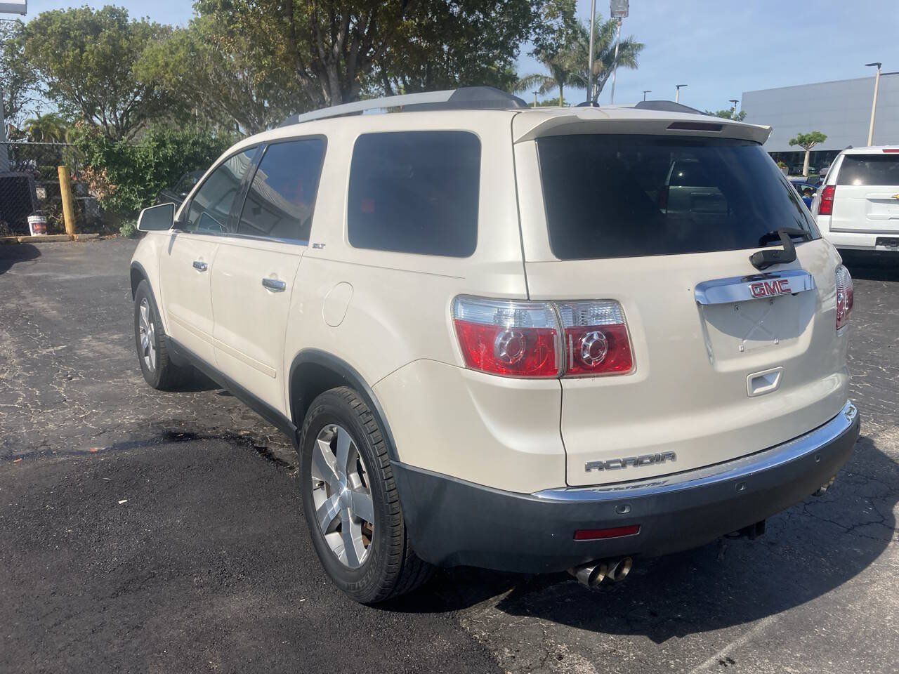 Used 2011 GMC Acadia SLT FWD image 12