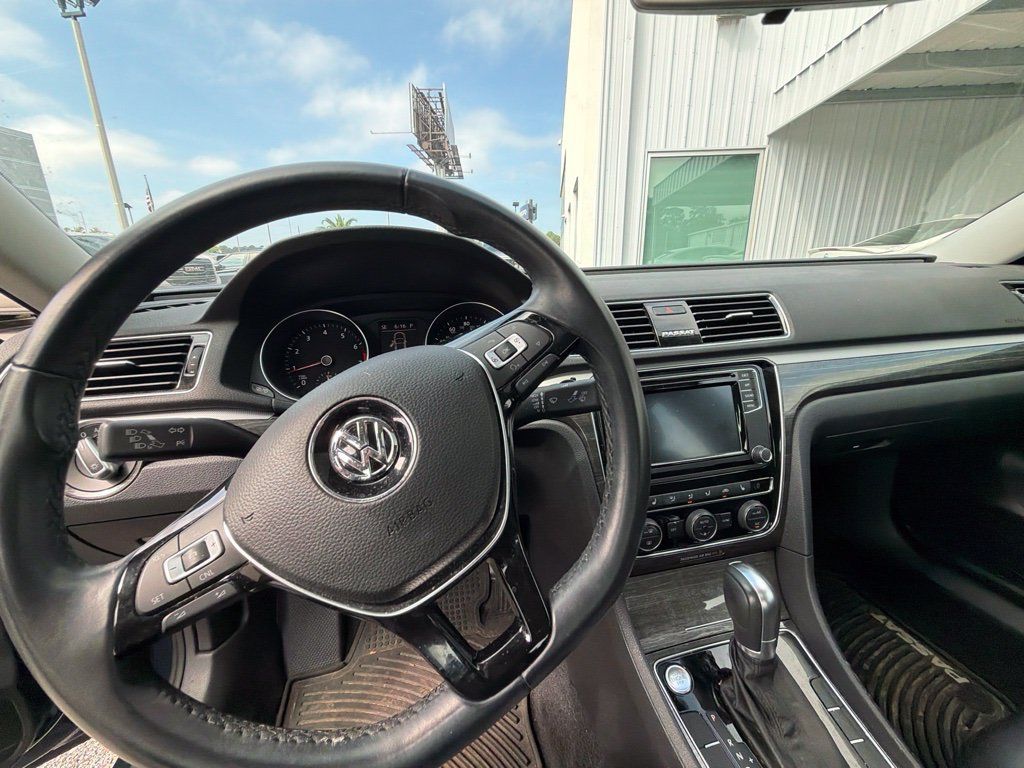 Used 2018 Volkswagen Passat 2.0T SE FWD image 19