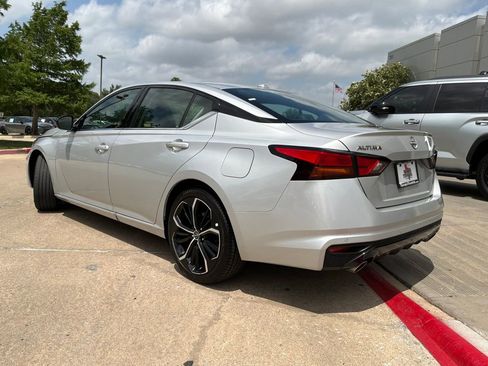 Used 2025 Nissan Altima 2.5 SR FWD image 8