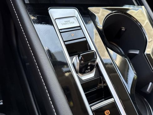 Used 2025 Volkswagen Atlas SE image 13