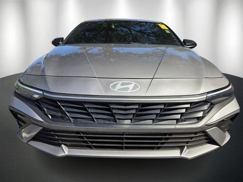 Used 2025 Hyundai Elantra Sport image 2