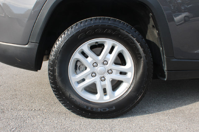 Used 2024 Jeep Grand Cherokee Laredo RWD image 36
