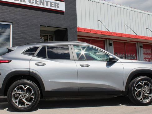 Used 2025 Chevrolet Trax LT w/ LT Convenience Package FWD image 17
