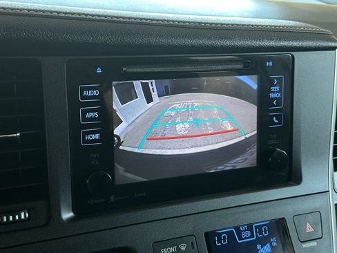Used 2017 Toyota Sienna SE FWD image 18