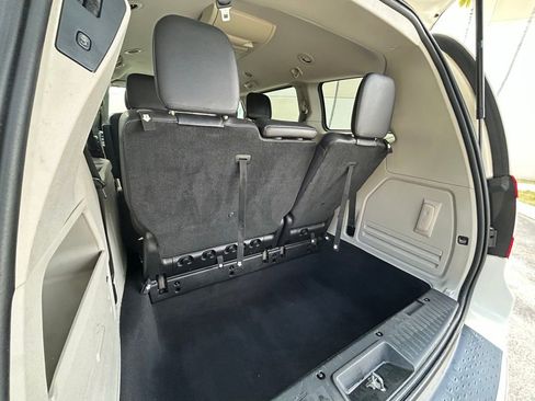 Used 2013 Chrysler Town & Country Touring image 31