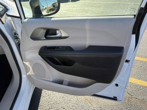 Used 2023 Chrysler Pacifica Touring-L image 27