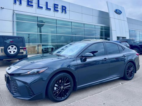 Used 2025 Toyota Camry SE image 3