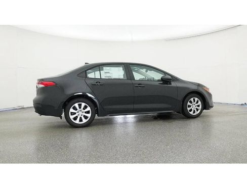 Used 2025 Toyota Corolla LE FWD image 31
