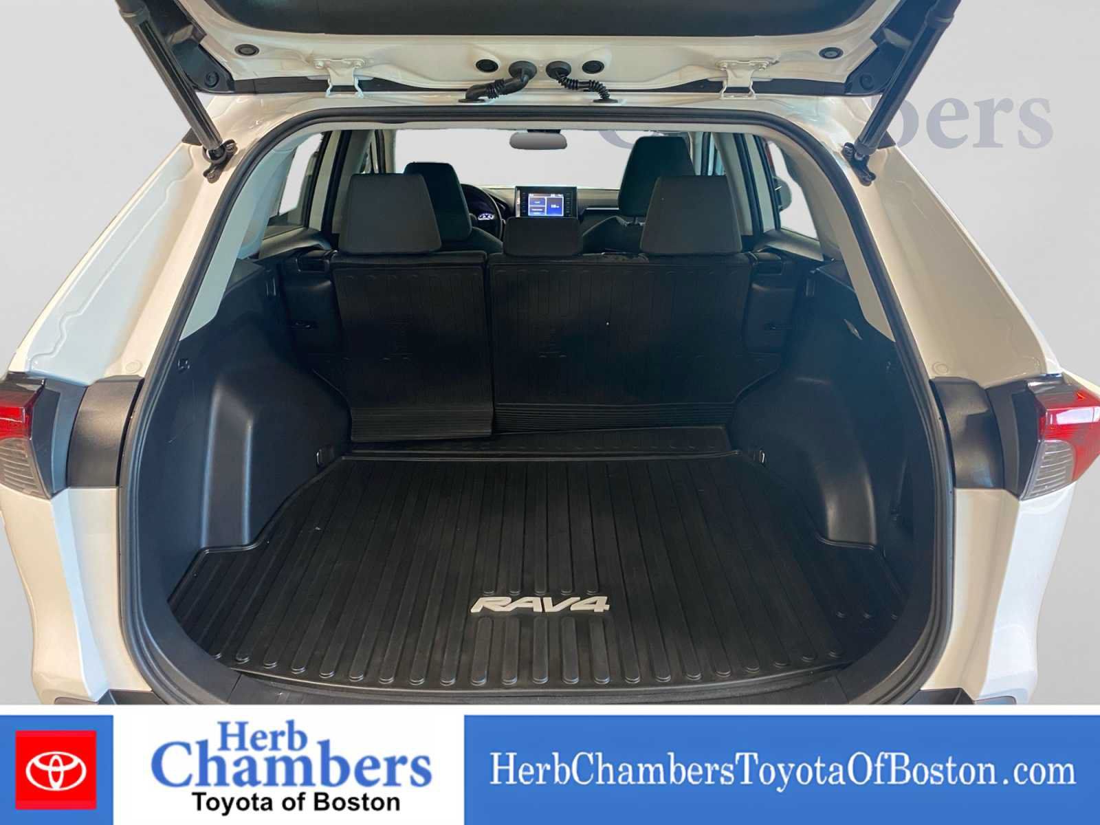 Used 2020 Toyota RAV4 XLE w/ Convenience Package AWD/4WD image 4