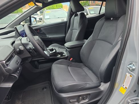Used 2026 Toyota C-HR AWD/4WD image 9
