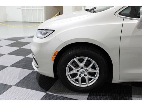 Used 2021 Chrysler Pacifica Touring-L image 9