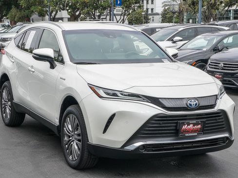 Used 2021 Toyota Venza XLE AWD/4WD image 3