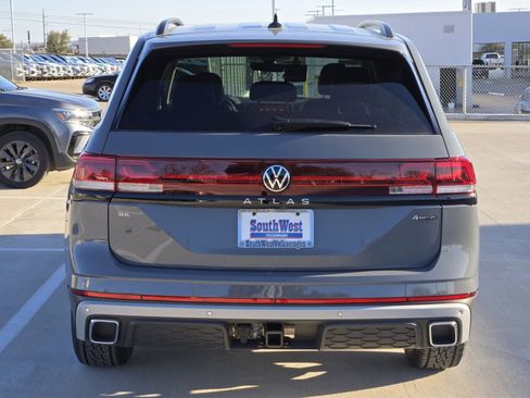New 2025 Volkswagen Atlas Peak Edition SE image 5