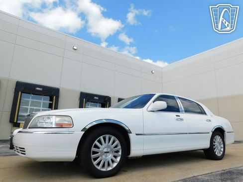 Used 2003 Lincoln Town Car Executive image 18