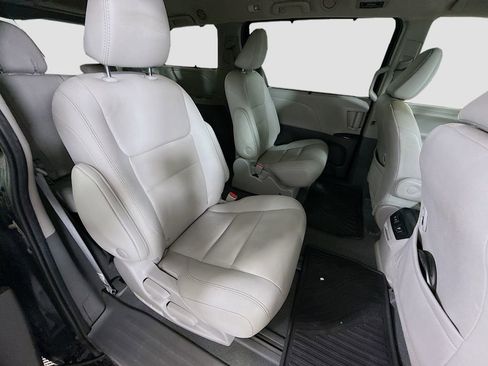 Used 2020 Toyota Sienna XLE image 30