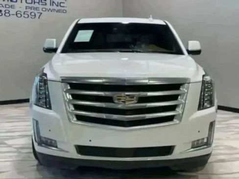 Used 2017 Cadillac Escalade Platinum image 3
