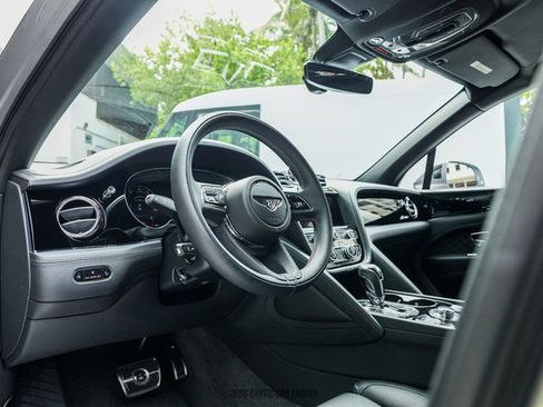 Used 2024 Bentley Bentayga Extended Wheelbase AWD/4WD image 38