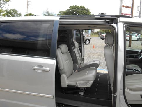 Used 2010 Chrysler Town & Country Touring FWD image 11