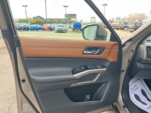 Used 2024 Nissan Pathfinder Platinum image 12