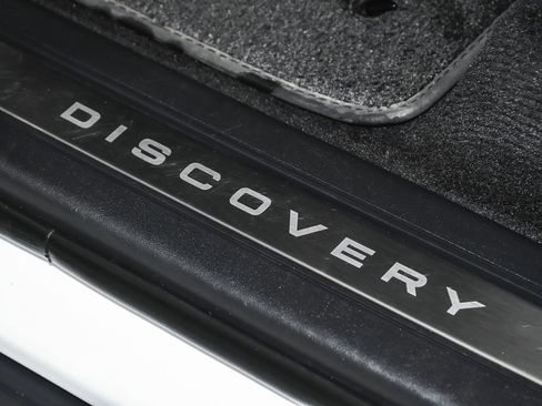 Used 2025 Land Rover Discovery S image 13
