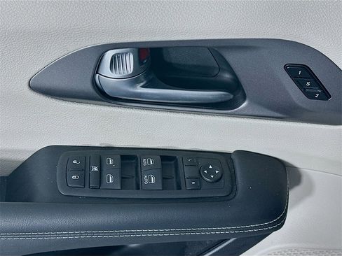 Used 2024 Chrysler Pacifica Touring-L image 23
