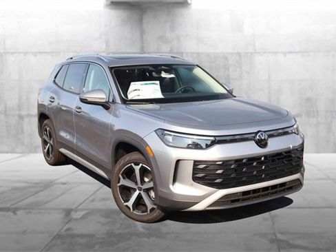 New 2025 Volkswagen Tiguan SE image 2