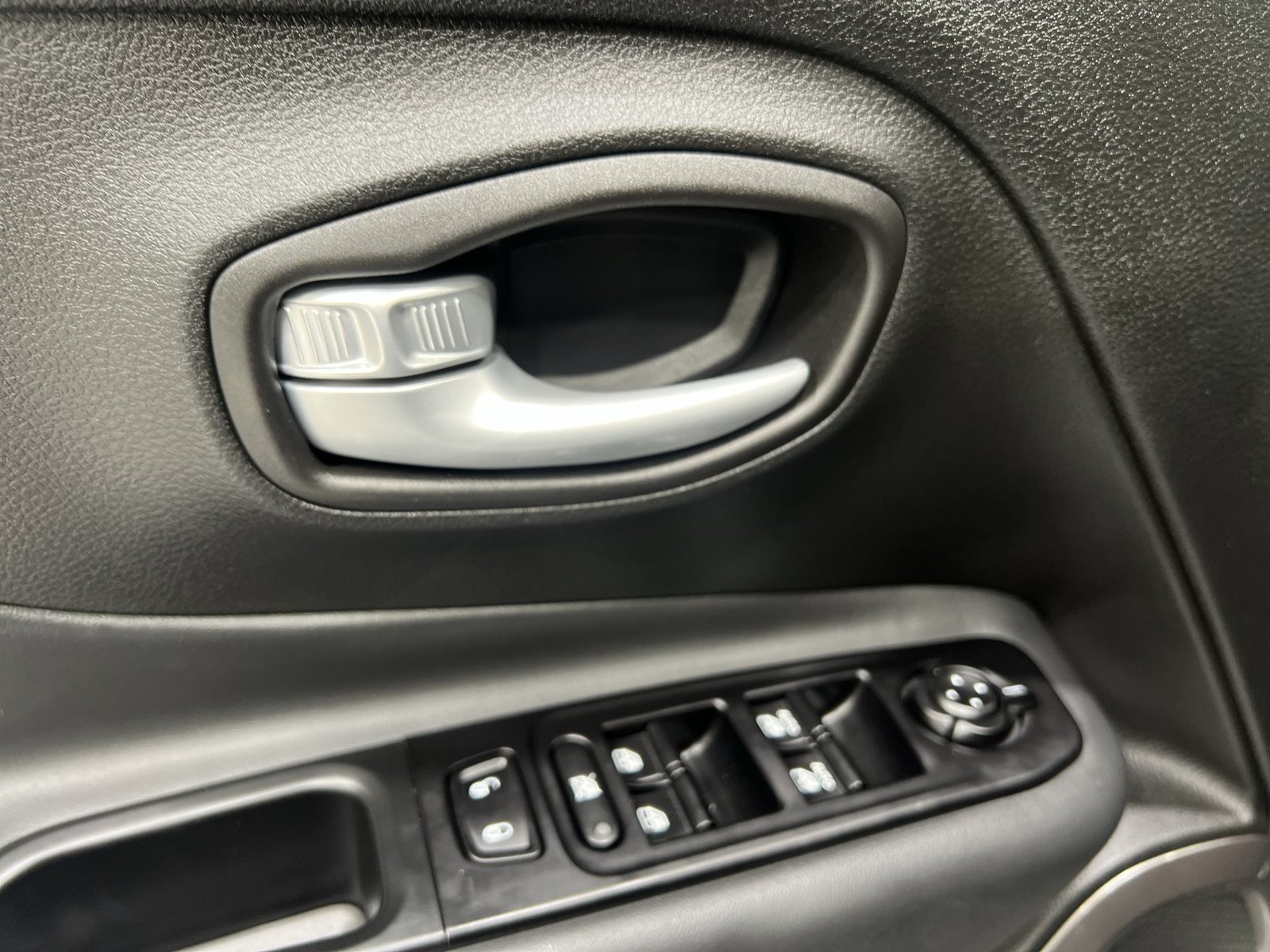Used 2023 Jeep Renegade Latitude w/ Premium Group AWD/4WD image 13